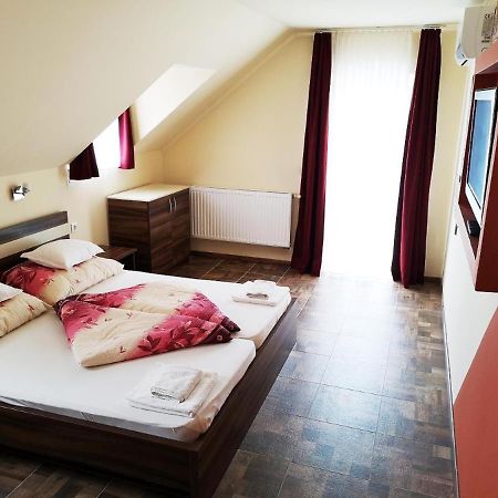 Borostyan Panzio Balatonfuered B&B 외부 사진