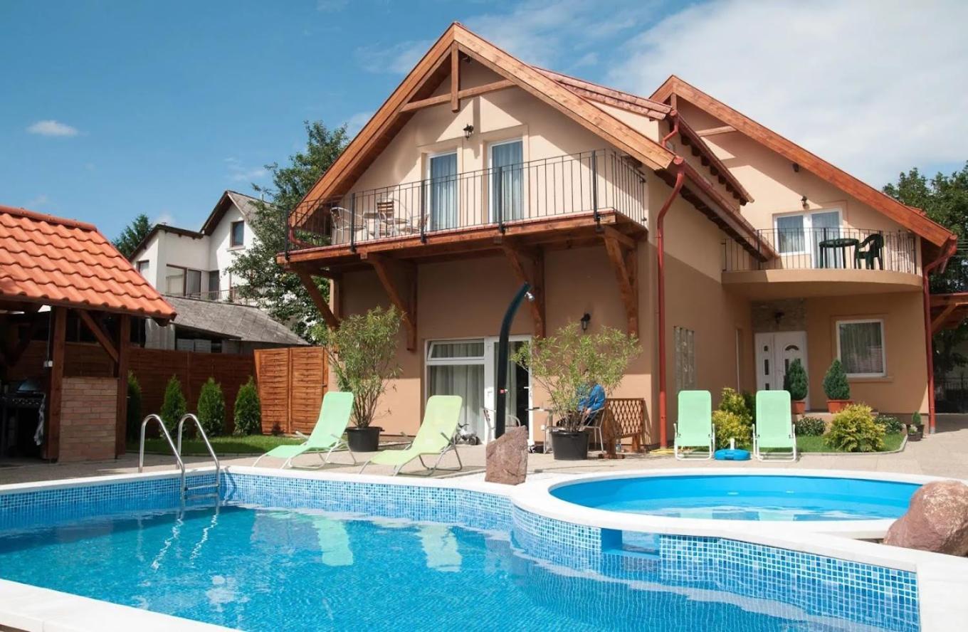 Borostyan Panzio Balatonfuered B&B 외부 사진