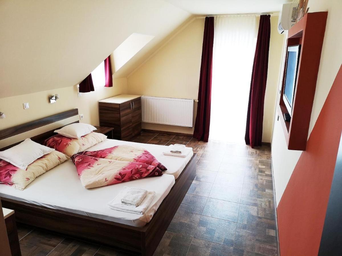 Borostyan Panzio Balatonfuered B&B 외부 사진
