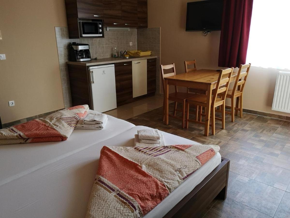 Borostyan Panzio Balatonfuered B&B 외부 사진