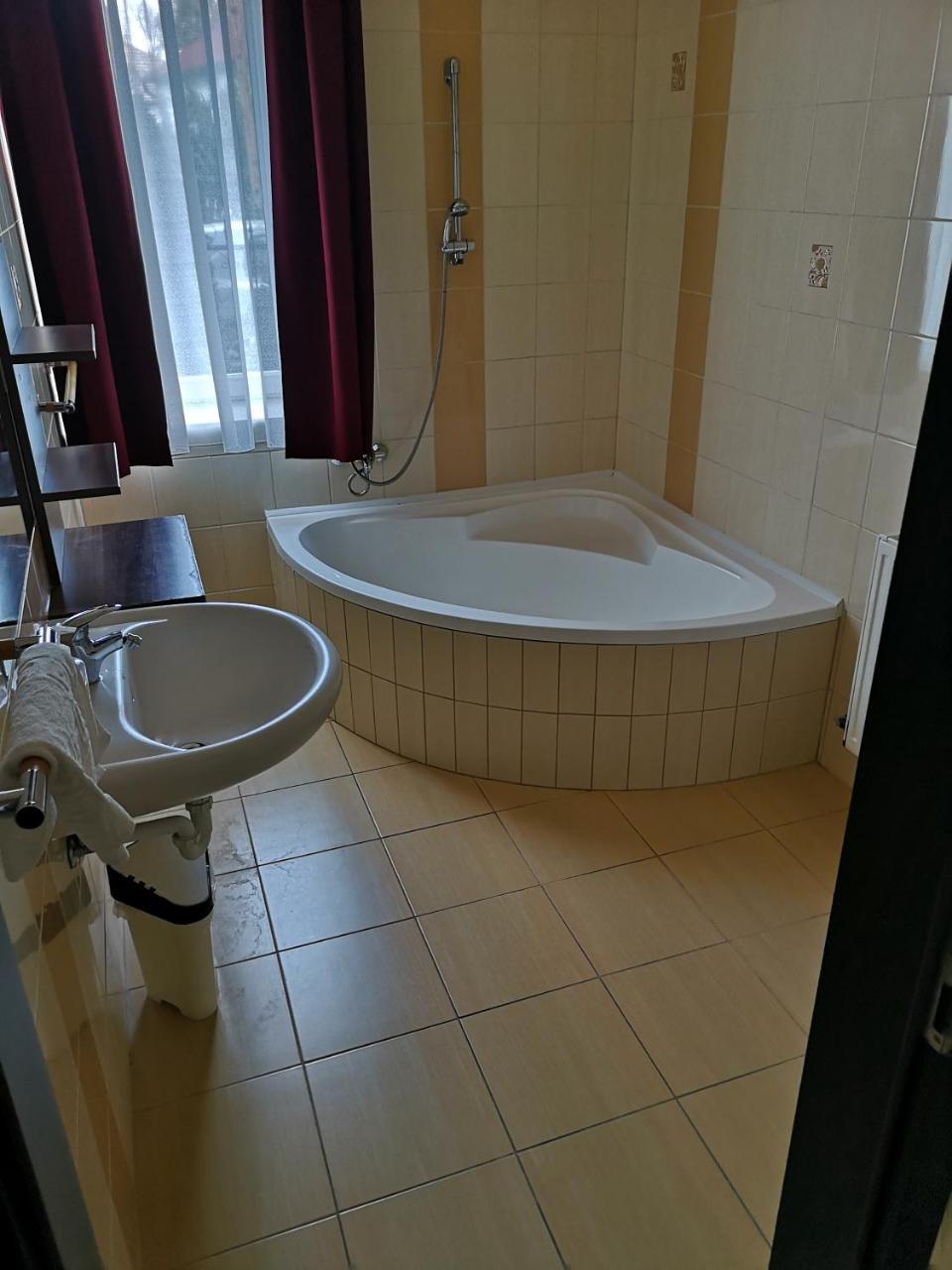 Borostyan Panzio Balatonfuered B&B 외부 사진