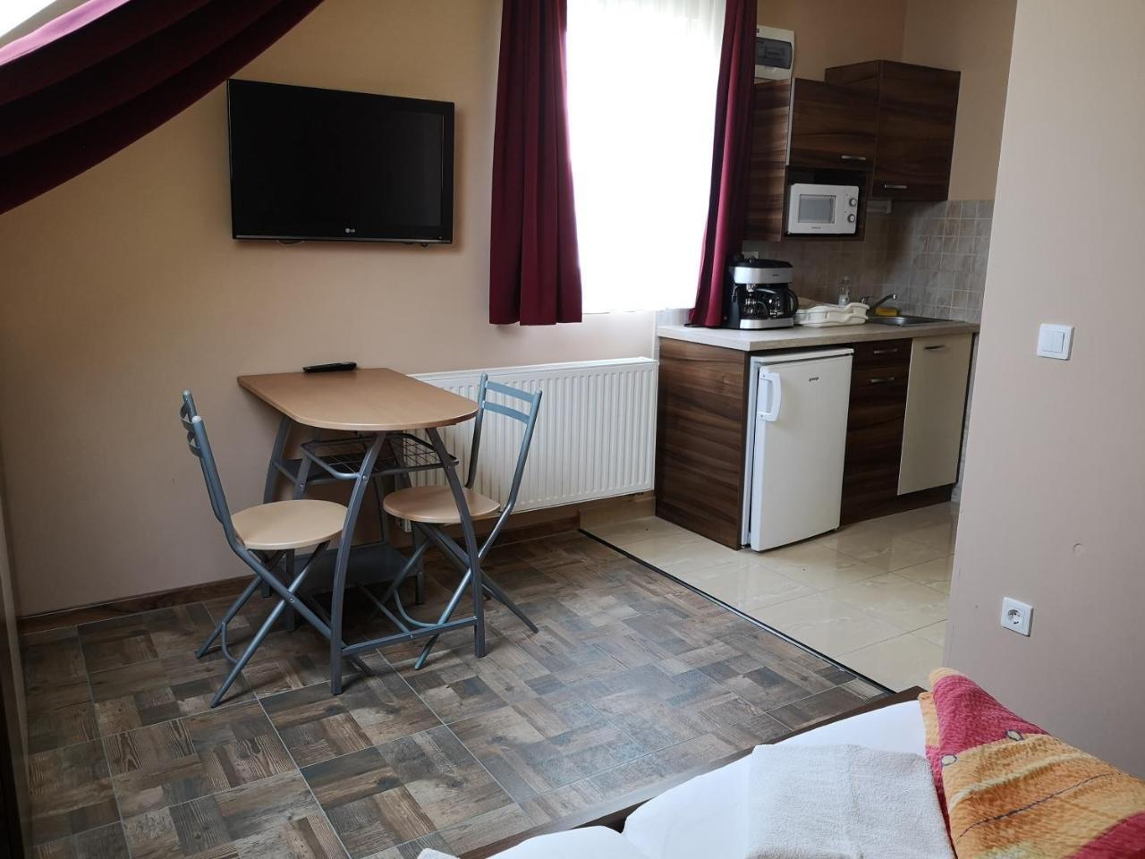 Borostyan Panzio Balatonfuered B&B 외부 사진