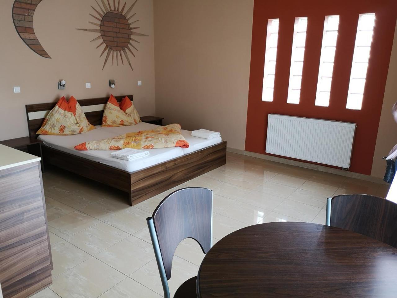 Borostyan Panzio Balatonfuered B&B 외부 사진