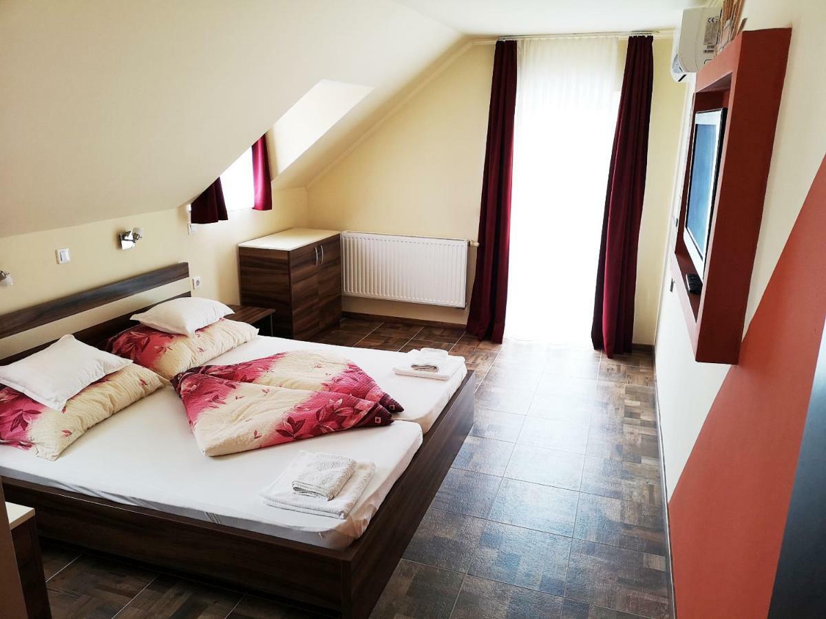 Borostyan Panzio Balatonfuered B&B 외부 사진