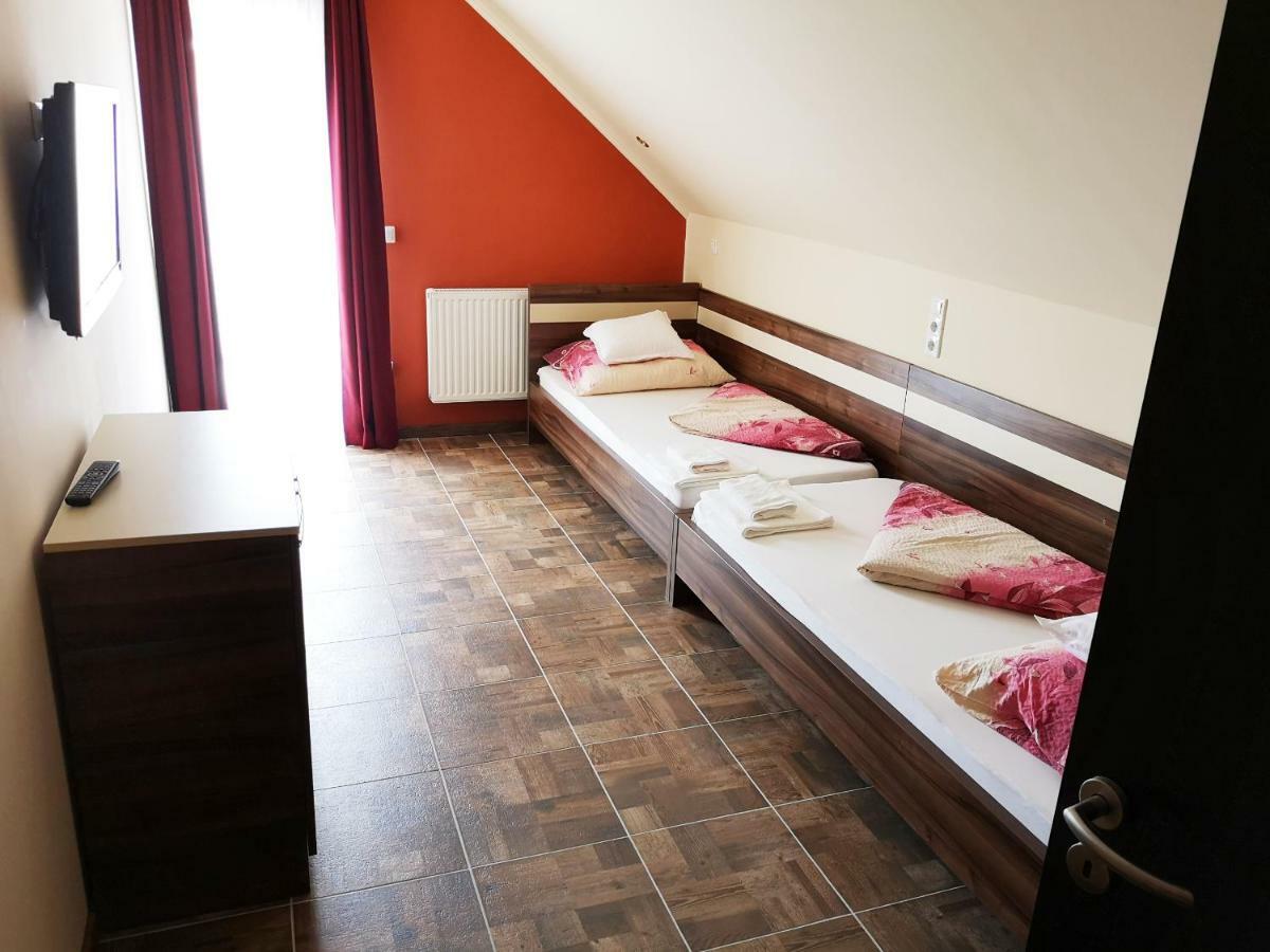 Borostyan Panzio Balatonfuered B&B 외부 사진