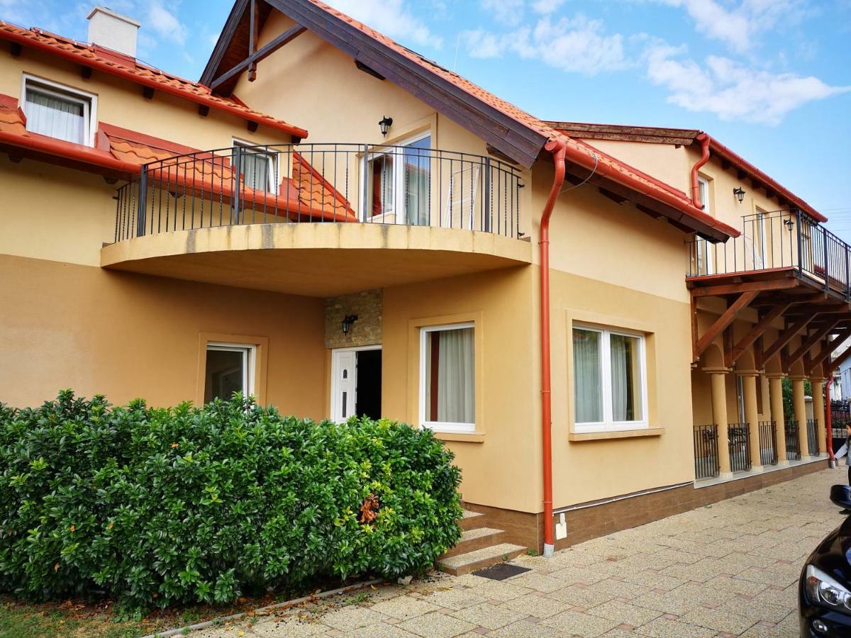 Borostyan Panzio Balatonfuered B&B 외부 사진